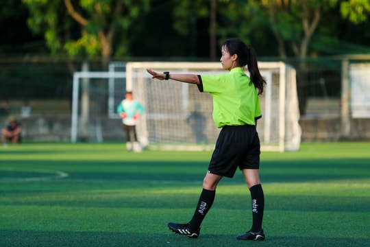 Bên lề sân cỏ Cúp Báo Nghệ An: Nữ trọng tài đầu tiên