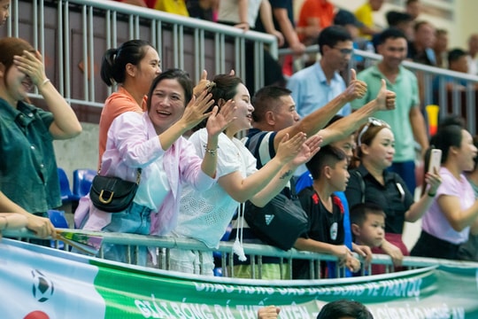 Bên lề sân cỏ Cúp Báo Nghệ An: Tràng pháo tay đặc biệt