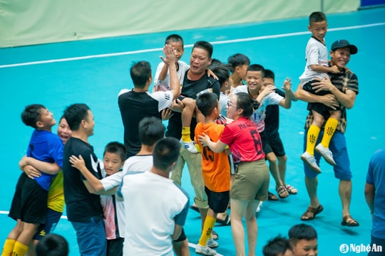 Số 8 Cao Hoàng Nhật lập hat-trick, đưa Nhi đồng Quỳ Hợp vào chung kết Cúp Báo Nghệ An