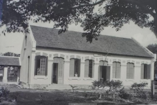 Nguyễn Tất Thành học Quốc ngữ tại Trường Tiểu học Việt - Pháp Vinh