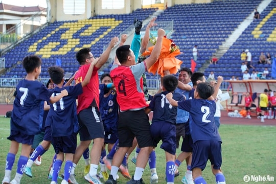 Những hình ảnh đầy cảm xúc trận chung kết giữa Thiếu niên Quỳnh Lưu và Thiếu niên thành phố Vinh