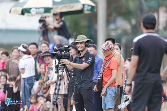 Những người lặng lẽ đứng bên lề sân cỏ