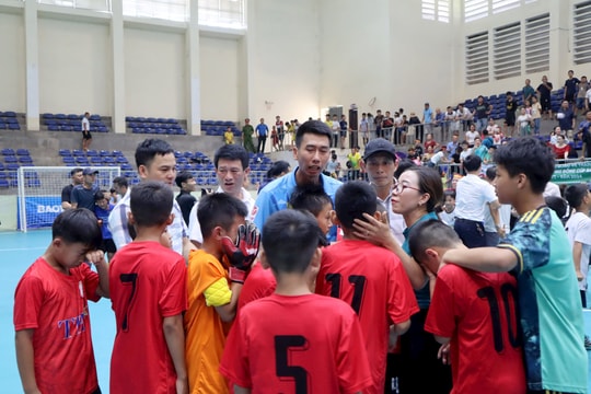 Bên lề sân cỏ Cúp Báo Nghệ An: Nỗi lòng của mẹ