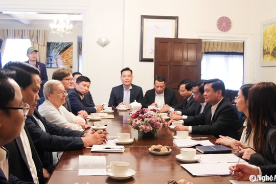 Đoàn công tác tỉnh Nghệ An làm việc, trao đổi với lãnh đạo Đảng Cộng sản Anh