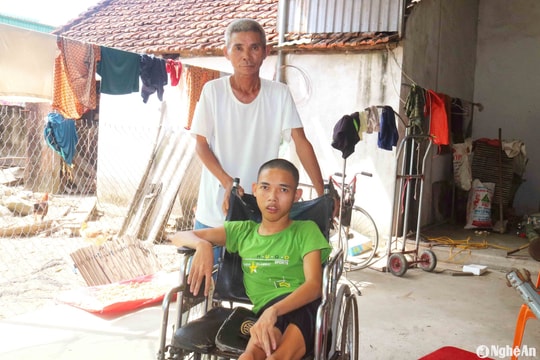 Hoàn cảnh đáng thương của cựu chiến binh ở Nghệ An nuôi con bại não