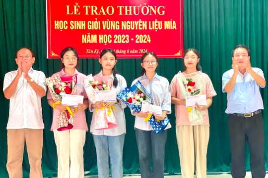 Trao thưởng 40 triệu đồng cho học sinh giỏi năm học 2023- 2024 tại vùng nguyên liệu mía