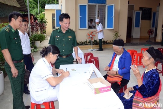 Sở Y tế và Bộ Chỉ huy Bộ đội Biên phòng Nghệ An khám, cấp phát thuốc miễn phí, tặng quà người dân xã Tam Hợp, huyện Tương Dương