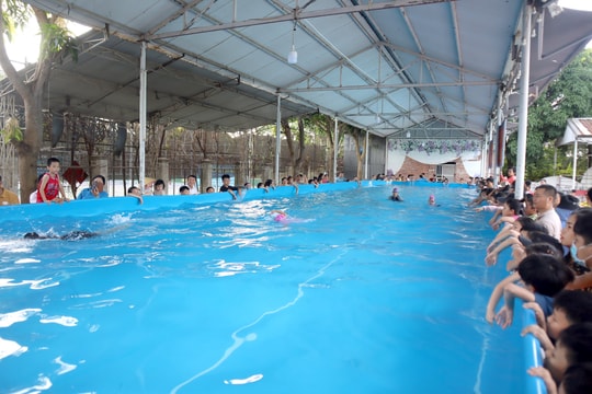 Công đoàn Viên chức Nghệ An phối hợp tổ chức lớp học bơi miễn phí cho con của đoàn viên