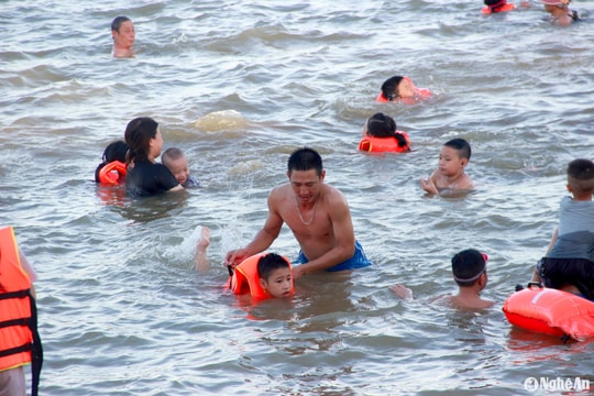 Nắng nóng cao điểm, người dân thành phố Vinh đổ xô đi tắm  sông Lam