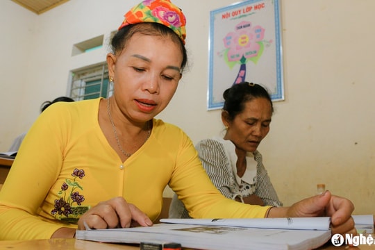 Xem các bà, các mẹ người Thái, Khơ Mú đi học chữ