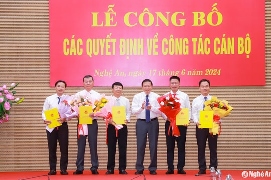 Trao quyết định của Chủ tịch UBND tỉnh Nghệ An điều động, bổ nhiệm 5 lãnh đạo sở, ngành