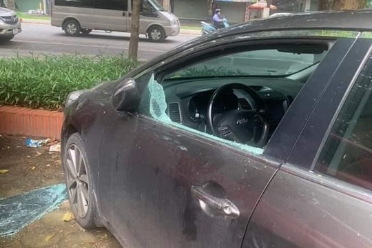 9 ô tô bị đập vỡ kính khi đỗ trong khu đô thị