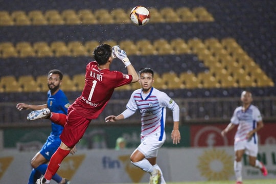 Sông Lam Nghệ An và chuyến đi khó khăn đến sân Hòa Xuân