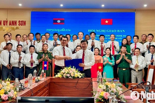 Đoàn đại biểu huyện Xay Chăm Phon, tỉnh Bôlykhămxay, nước CHDCND Lào làm việc tại huyện Anh Sơn