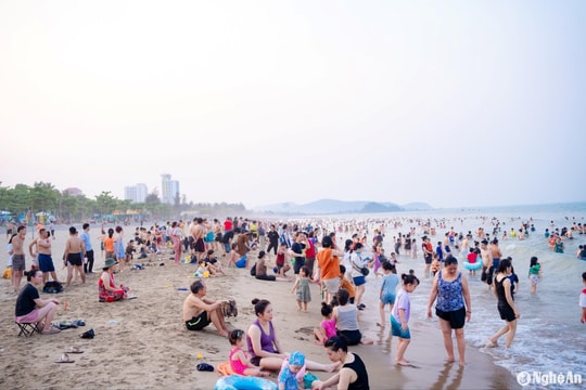 Nắng nóng gay gắt, du khách đổ về biển Cửa Lò ‘giải nhiệt’
