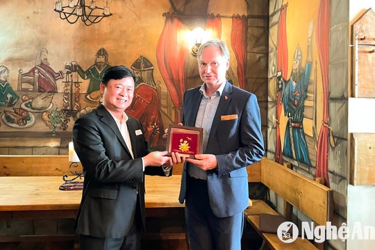 Đoàn công tác tỉnh Nghệ An làm việc với chính quyền thành phố Erfurt, CHLB Đức