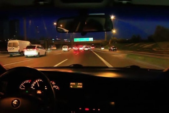 Lái ô tô trên cao tốc vào ban đêm cần lưu ý gì?