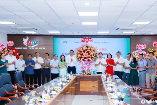 Phó Bí thư Tỉnh ủy Hoàng Nghĩa Hiếu chúc mừng các cơ quan báo chí nhân ngày truyền thống