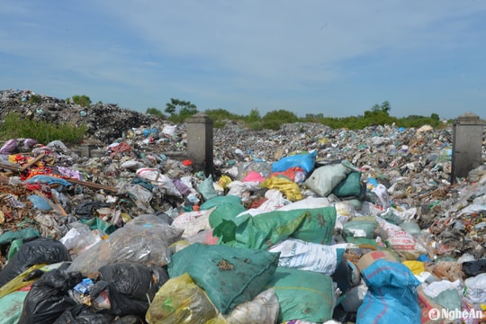 Bãi rác 'khổng lồ' tồn lưu nhiều năm gây ô nhiễm môi trường ở huyện Diễn Châu