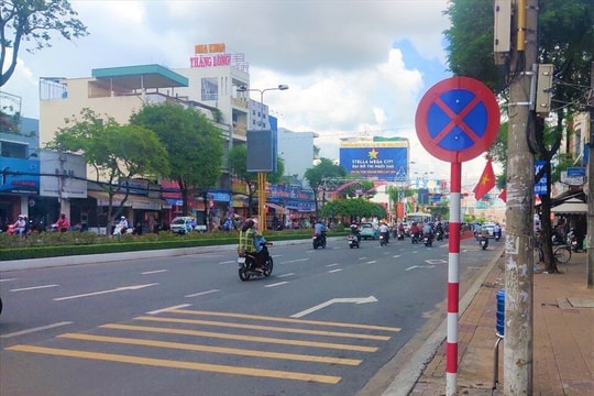 Đi thẳng ở làn dành cho xe rẽ phải có bị phạt?