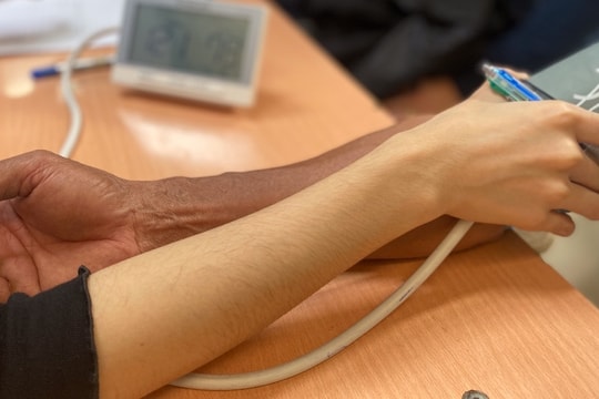 Dấu hiệu cảnh báo tăng huyết áp bạn cần biết