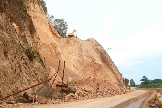 Cận cảnh thi công xử lý sạt lở Quốc lộ 46B đoạn qua núi Nguộc, huyện Thanh Chương