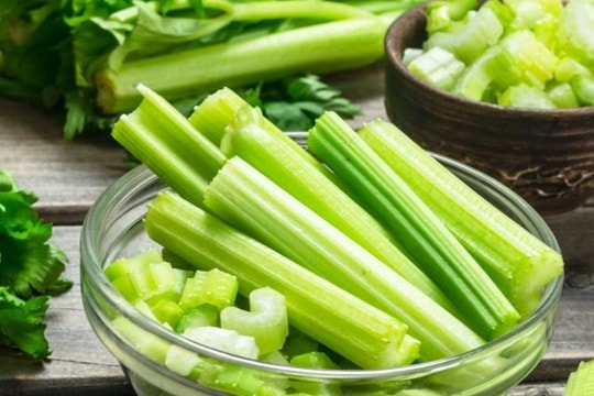 Nước ép cần tây có thực sự giúp giảm cân, ai không nên uống?