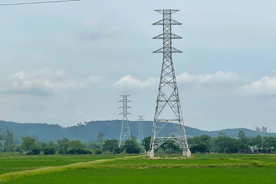 Trạm biến áp chưa có điện vì chờ... đường dây?