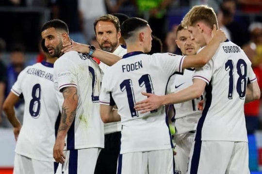 VFF ra quyết định quan trọng về cầu thủ Việt kiều; Tuyển Anh bất bại, đứng đầu bảng vẫn bị chỉ trích kịch liệt