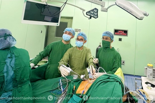 Bệnh viện ĐKTP Vinh phẫu thuật nội soi cắt thùy phổi thành công, giúp người phụ nữ ‘thoát’ bệnh hiểm nghèo