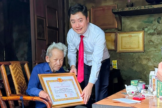 Huyện Tương Dương trao Huy hiệu 70 năm tuổi Đảng cho đảng viên là chiến sĩ Điện Biên