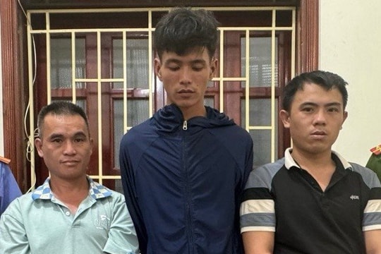 Bắt giữ 3 đối tượng giấu gần 2.000 viên ma túy trong găng tay cao su