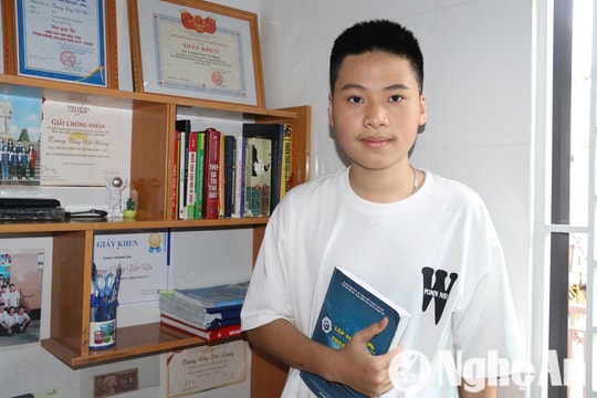 Nam sinh Nghệ An lập 'cú đúp' thủ khoa vào 2 trường chuyên