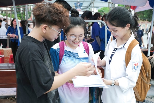 Thí sinh và phụ huynh tại TP Vinh chia sẻ về ngày đầu tiên Kỳ thi tốt nghiệp THPT 2024