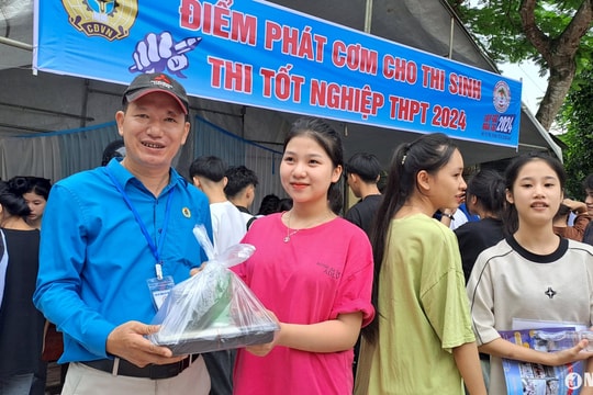 Thầy cô vùng cao Nghệ An tự tay chuẩn bị những bữa cơm ấm lòng sĩ tử