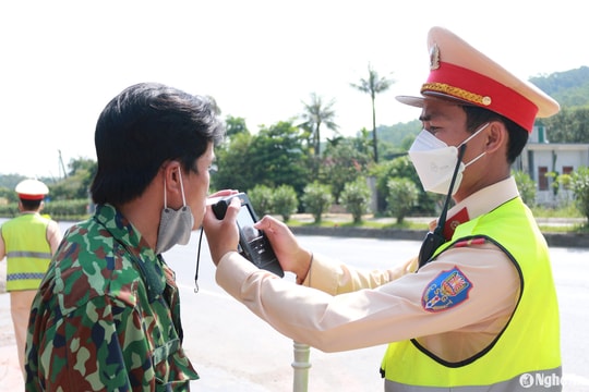 Không chấp hành kiểm tra nồng độ cồn, người đàn ông bị phạt mức cao nhất