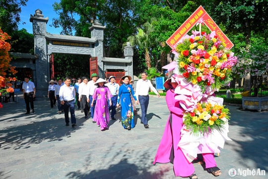 Đoàn công tác HĐND tỉnh Hà Nam dâng hoa tại Khu di tích Quốc gia đặc biệt Kim Liên
