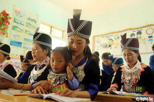 Lớp học đặc biệt của những phụ nữ Mông ở Phà Xắc
