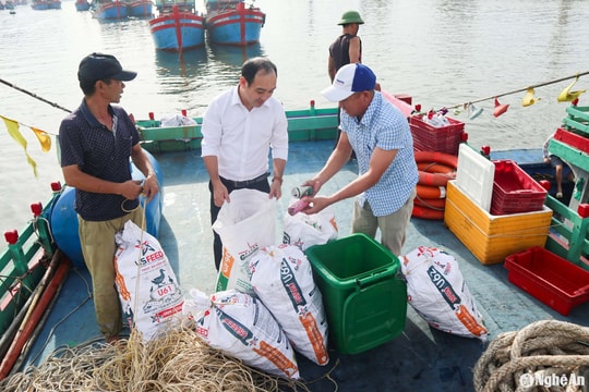 Ngư dân Cửa Lò đưa rác trên tàu về bờ để giữ sạch biển