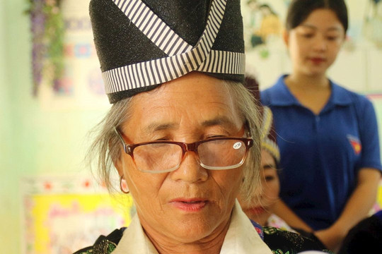 Phụ nữ Mông ở Phà Xắc đi tìm ‘con chữ’