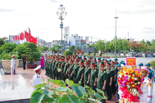Đoàn đại biểu tham dự Đại hội Thi đua Quyết thắng Lực lượng vũ trang tỉnh Nghệ An dâng hoa, dâng hương tại Quảng trường Hồ Chí Minh