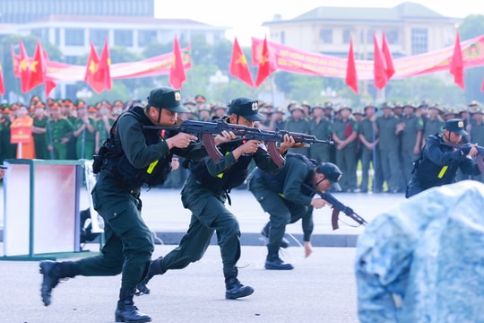 Cảnh sát cơ động Nghệ An biểu diễn võ thuật cận chiến và kỹ thuật bắn súng