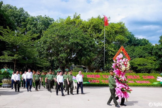 Thượng tướng Lương Tam Quang dâng hoa, dâng hương tưởng niệm Chủ tịch Hồ Chí Minh và các Anh hùng liệt sĩ tại Nghệ An
