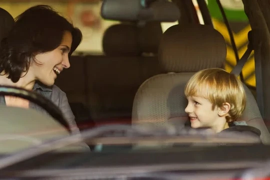 Lý do trẻ em không nên ngồi ghế trước trên ô tô