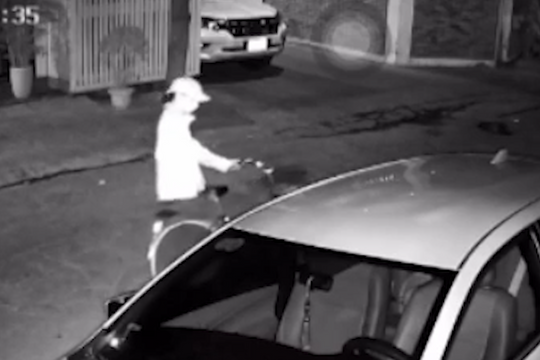 Hàng loạt xe ô tô bị chọc thủng lốp trong đêm ở thành phố Vinh