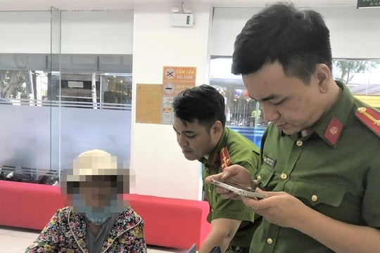 Sau cuộc gọi, người phụ nữ đem hết tiền tiết kiệm ra ngân hàng gửi cho kẻ gian