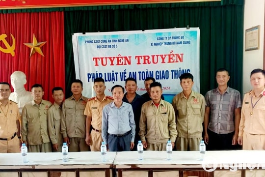 Đội CSGT đường bộ số 5 tổ chức ký cam kết thực hiện các quy định về ATGT với doanh nghiệp kinh doanh vận tải