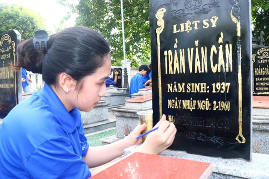 Thanh niên, học sinh chung tay sơn lại chữ trên bia mộ các liệt sĩ