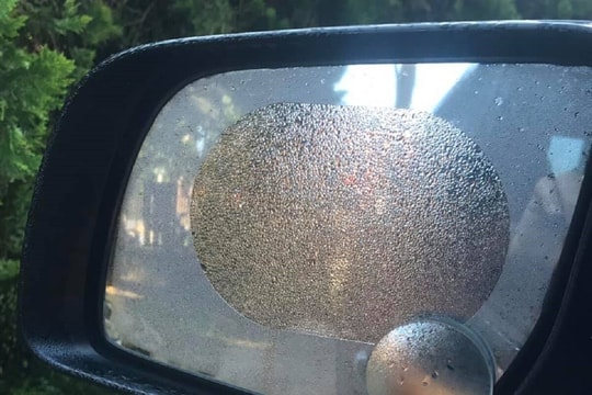 Miếng dán chống nước trên gương ô tô có thật sự hiệu quả?