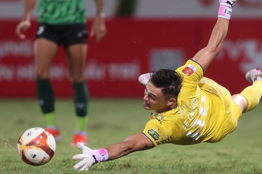 Mùa giải V-League rực rỡ của các thủ môn Việt kiều ở V-League